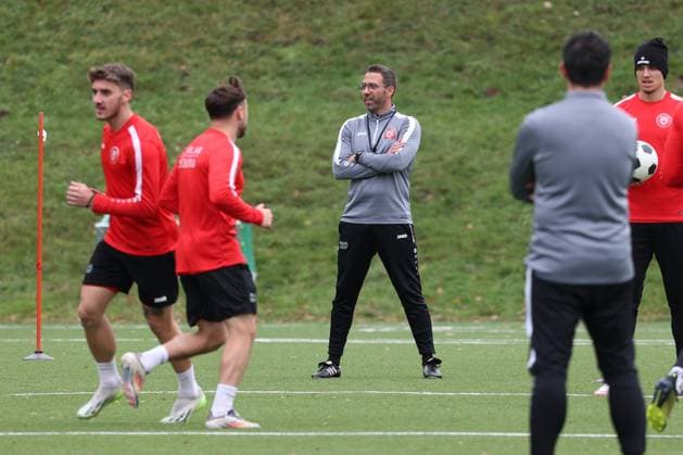 Trainer Boris Schommers (SI) Mi. Training der Sportfreunde Siegen auf dem Kunstrasenplatz im Leimbachstadion. Fussball Regionalliga West, Training, Sportfreunde Siegen, am 29.10.2025 in Siegen Deutschland. *** Coach Boris Schommers SI Mi Training of Sportfreunde Siegen on the artificial turf pitch at Leimbachstadion Soccer Regionalliga West, Training, Sportfreunde Siegen, on 29 10 2025 in Siegen Germany