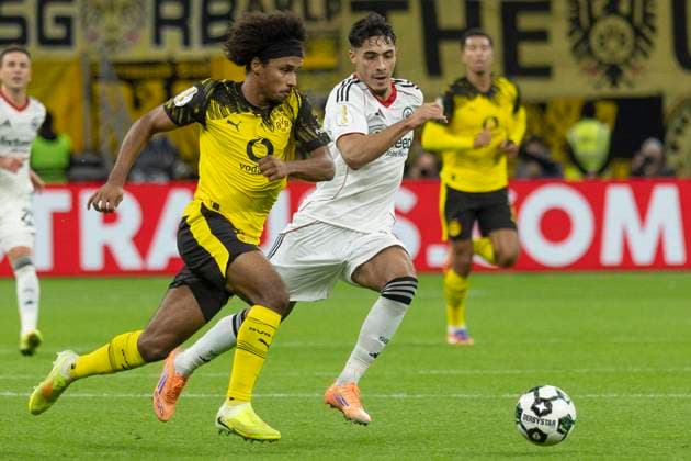 DFB-Pokal: Eintracht Frankfurt - Borussia Dortmund, 28.10.2025 Karim Adeyemi (Dortmund 27) im Laufduell mit Fares Chaibi (Eintracht Frankfurt 8), Eintracht Frankfurt - Borussia Dortmund, Frankfurt, Deutsche Bank Park, 28.10.2025 Copyright: xBEAUTIFULxSPORTS Gawlikx