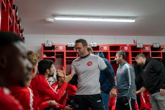 Boris Schommers (Sportfreunde Siegen, Trainer) begrüßt die Mannschaft in der Kabine Erste Trainingseinheit vom neuen Cheftrainer Boris Schimmers bei Sportfreunde Siegen 29.10.2025 Fussball, Regionalliga West, GER, Siegen, Leimbachstadion Nebenplatz Siegen Copyright: HMBxMedia xMarcoxBader