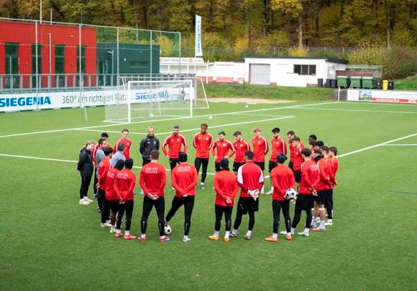 Die Mannschaft steht im Kreis und hört zu, was Boris Schommers (Sportfreunde Siegen, Trainer) erzählt Erste Trainingseinheit vom neuen Cheftrainer Boris Schimmers bei Sportfreunde Siegen 29.10.2025 Fussball, Regionalliga West, GER, Siegen, Leimbachstadion Nebenplatz Siegen Copyright: HMBxMedia xMarcoxBader
