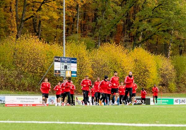 Warmlaufen der Mannschaft Erste Trainingseinheit vom neuen Cheftrainer Boris Schimmers bei Sportfreunde Siegen 29.10.2025 Fussball, Regionalliga West, GER, Siegen, Leimbachstadion Nebenplatz Siegen Copyright: HMBxMedia xMarcoxBader