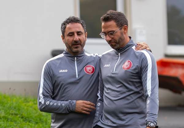 Boris Schommers (Sportfreunde Siegen, Trainer) re. und Mohamed Mo Aslan (Sportfreunde Siegen, Co-Trainer) li. auf dem Weg zum ersten Training. Erste Trainingseinheit vom neuen Cheftrainer Boris Schimmers bei Sportfreunde Siegen 29.10.2025 Fussball, Regionalliga West, GER, Siegen, Leimbachstadion Nebenplatz Siegen Copyright: HMBxMedia xMarcoxBader
