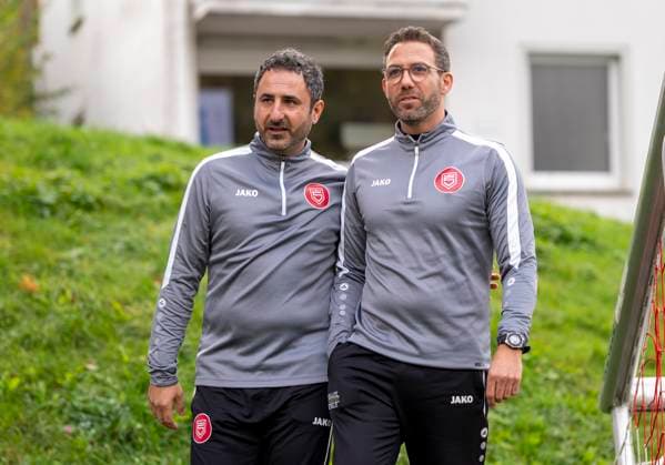 Boris Schommers (Sportfreunde Siegen, Trainer) re. und Mohamed Mo Aslan (Sportfreunde Siegen, Co-Trainer) li. auf dem Weg zum ersten Training. Erste Trainingseinheit vom neuen Cheftrainer Boris Schimmers bei Sportfreunde Siegen 29.10.2025 Fussball, Regionalliga West, GER, Siegen, Leimbachstadion Nebenplatz Siegen Copyright: HMBxMedia xMarcoxBader