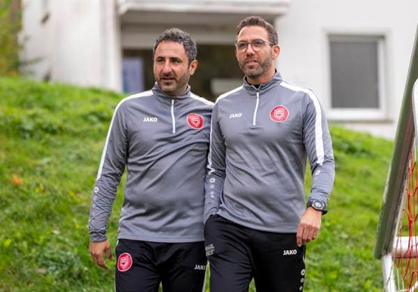 Boris Schommers (Sportfreunde Siegen, Trainer) re. und Mohamed Mo Aslan (Sportfreunde Siegen, Co-Trainer) li. auf dem Weg zum ersten Training. Erste Trainingseinheit vom neuen Cheftrainer Boris Schimmers bei Sportfreunde Siegen 29.10.2025 Fussball, Regionalliga West, GER, Siegen, Leimbachstadion Nebenplatz Siegen Copyright: HMBxMedia xMarcoxBader
