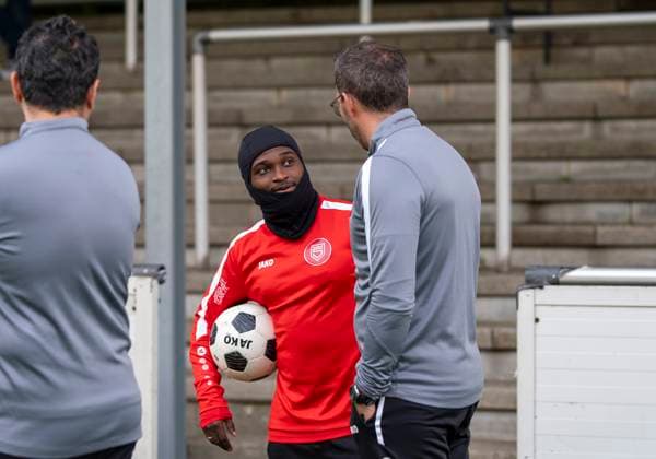Boris Schommers (Sportfreunde Siegen, Trainer) im Gespräch mit Derrick Kyere (Sportfreunde Siegen, 11) Erste Trainingseinheit vom neuen Cheftrainer Boris Schimmers bei Sportfreunde Siegen 29.10.2025 Fussball, Regionalliga West, GER, Siegen, Leimbachstadion Nebenplatz Siegen Copyright: HMBxMedia xMarcoxBader