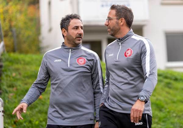 Boris Schommers (Sportfreunde Siegen, Trainer) re. und Mohamed Mo Aslan (Sportfreunde Siegen, Co-Trainer) li. auf dem Weg zum ersten Training. Erste Trainingseinheit vom neuen Cheftrainer Boris Schimmers bei Sportfreunde Siegen 29.10.2025 Fussball, Regionalliga West, GER, Siegen, Leimbachstadion Nebenplatz Siegen Copyright: HMBxMedia xMarcoxBader