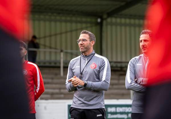 Boris Schommers (Sportfreunde Siegen, Trainer) mit seiner ersten Ansprache auf dem Platz beim Training Erste Trainingseinheit vom neuen Cheftrainer Boris Schimmers bei Sportfreunde Siegen 29.10.2025 Fussball, Regionalliga West, GER, Siegen, Leimbachstadion Nebenplatz Siegen Copyright: HMBxMedia xMarcoxBader