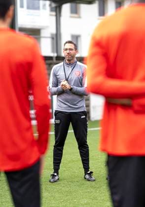 Boris Schommers (Sportfreunde Siegen, Trainer) mit seiner ersten Ansprache auf dem Platz beim Training Erste Trainingseinheit vom neuen Cheftrainer Boris Schimmers bei Sportfreunde Siegen 29.10.2025 Fussball, Regionalliga West, GER, Siegen, Leimbachstadion Nebenplatz Siegen Copyright: HMBxMedia xMarcoxBader