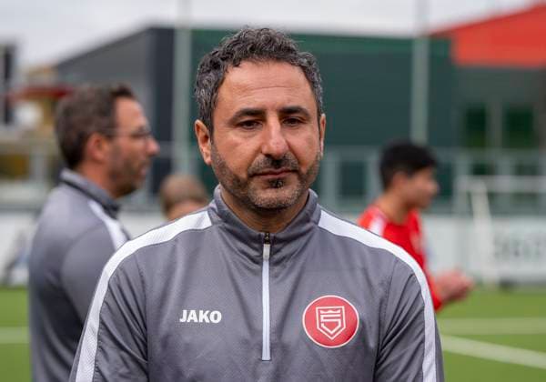 Mohamed Mo Aslan (Sportfreunde Siegen, Co-Trainer) Erste Trainingseinheit vom neuen Cheftrainer Boris Schimmers bei Sportfreunde Siegen 29.10.2025 Fussball, Regionalliga West, GER, Siegen, Leimbachstadion Nebenplatz Siegen Copyright: HMBxMedia xMarcoxBader