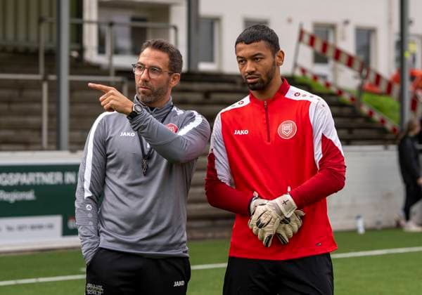 Boris Schommers (Sportfreunde Siegen, Trainer) im Gespräch mit Justin Ospelt (Sportfreunde Siegen, 1) Erste Trainingseinheit vom neuen Cheftrainer Boris Schimmers bei Sportfreunde Siegen 29.10.2025 Fussball, Regionalliga West, GER, Siegen, Leimbachstadion Nebenplatz Siegen Copyright: HMBxMedia xMarcoxBader