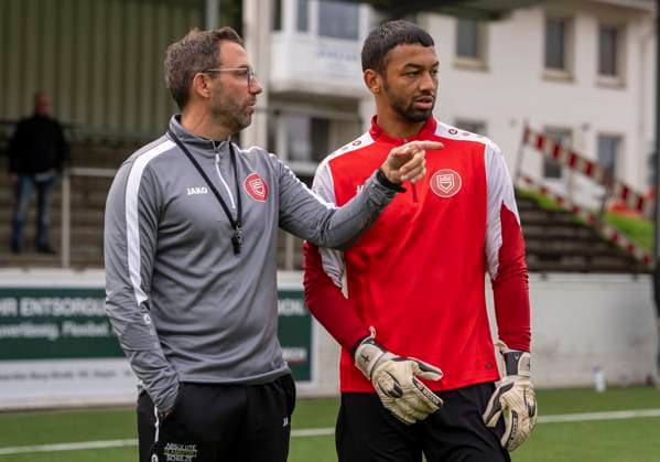 Boris Schommers (Sportfreunde Siegen, Trainer) im Gespräch mit Justin Ospelt (Sportfreunde Siegen, 1) Erste Trainingseinheit vom neuen Cheftrainer Boris Schimmers bei Sportfreunde Siegen 29.10.2025 Fussball, Regionalliga West, GER, Siegen, Leimbachstadion Nebenplatz Siegen Copyright: HMBxMedia xMarcoxBader