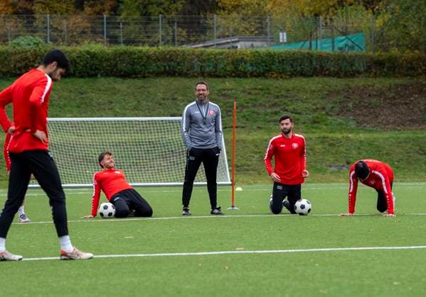Boris Schommers (Sportfreunde Siegen, Trainer) mi. bei seiner ersten Trainingseinheit. Erste Trainingseinheit vom neuen Cheftrainer Boris Schimmers bei Sportfreunde Siegen 29.10.2025 Fussball, Regionalliga West, GER, Siegen, Leimbachstadion Nebenplatz Siegen Copyright: HMBxMedia xMarcoxBader