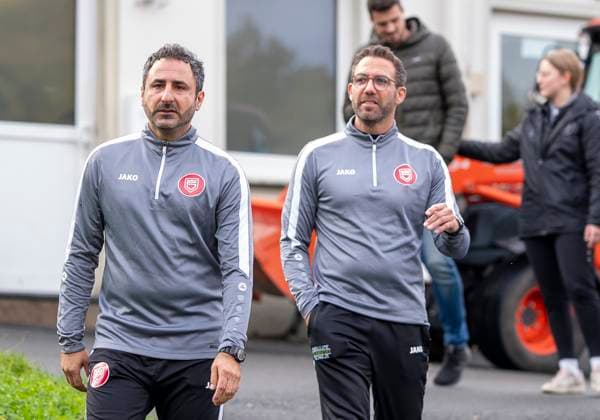 Boris Schommers (Sportfreunde Siegen, Trainer) re. und Mohamed Mo Aslan (Sportfreunde Siegen, Co-Trainer) li. auf dem Weg zum ersten Training. Erste Trainingseinheit vom neuen Cheftrainer Boris Schimmers bei Sportfreunde Siegen 29.10.2025 Fussball, Regionalliga West, GER, Siegen, Leimbachstadion Nebenplatz Siegen Copyright: HMBxMedia xMarcoxBader