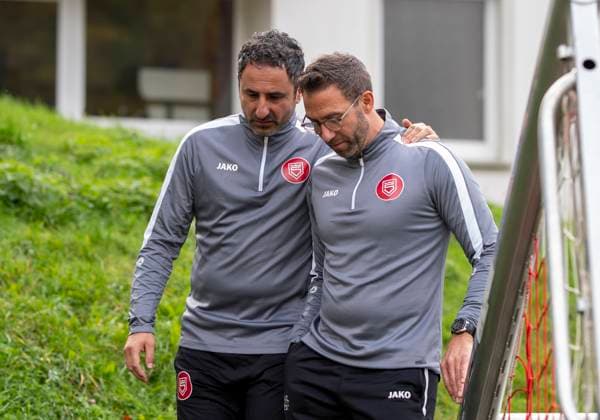 Boris Schommers (Sportfreunde Siegen, Trainer) re. und Mohamed Mo Aslan (Sportfreunde Siegen, Co-Trainer) li. auf dem Weg zum ersten Training. Erste Trainingseinheit vom neuen Cheftrainer Boris Schimmers bei Sportfreunde Siegen 29.10.2025 Fussball, Regionalliga West, GER, Siegen, Leimbachstadion Nebenplatz Siegen Copyright: HMBxMedia xMarcoxBader