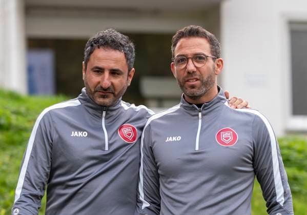 Boris Schommers (Sportfreunde Siegen, Trainer) re. und Mohamed Mo Aslan (Sportfreunde Siegen, Co-Trainer) li. auf dem Weg zum ersten Training. Erste Trainingseinheit vom neuen Cheftrainer Boris Schimmers bei Sportfreunde Siegen 29.10.2025 Fussball, Regionalliga West, GER, Siegen, Leimbachstadion Nebenplatz Siegen Copyright: HMBxMedia xMarcoxBader