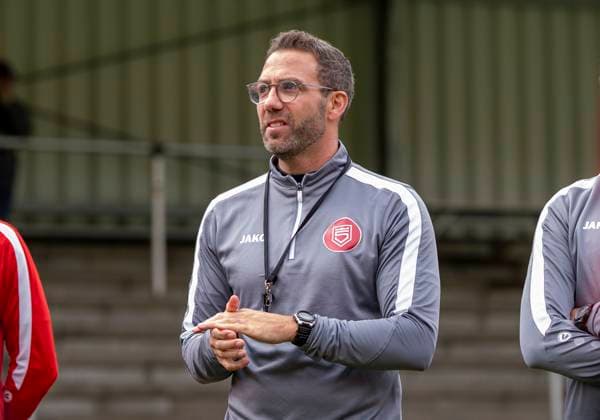 Boris Schommers (Sportfreunde Siegen, Trainer) Erste Trainingseinheit vom neuen Cheftrainer Boris Schimmers bei Sportfreunde Siegen 29.10.2025 Fussball, Regionalliga West, GER, Siegen, Leimbachstadion Nebenplatz Siegen Copyright: HMBxMedia xMarcoxBader