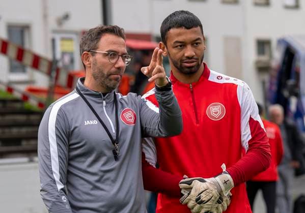 Boris Schommers (Sportfreunde Siegen, Trainer) im Gespräch mit Justin Ospelt (Sportfreunde Siegen, 1) Erste Trainingseinheit vom neuen Cheftrainer Boris Schimmers bei Sportfreunde Siegen 29.10.2025 Fussball, Regionalliga West, GER, Siegen, Leimbachstadion Nebenplatz Siegen Copyright: HMBxMedia xMarcoxBader
