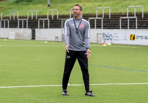 Boris Schommers (Sportfreunde Siegen, Trainer) Gestik, Mimik Erste Trainingseinheit vom neuen Cheftrainer Boris Schimmers bei Sportfreunde Siegen 29.10.2025 Fussball, Regionalliga West, GER, Siegen, Leimbachstadion Nebenplatz Siegen Copyright: HMBxMedia xMarcoxBader