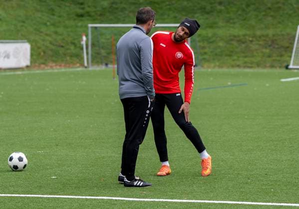 Kevin Goden (Sportfreunde Siegen, 27) im Gespräch mit Boris Schommers (Sportfreunde Siegen, Trainer) Erste Trainingseinheit vom neuen Cheftrainer Boris Schimmers bei Sportfreunde Siegen 29.10.2025 Fussball, Regionalliga West, GER, Siegen, Leimbachstadion Nebenplatz Siegen Copyright: HMBxMedia xMarcoxBader