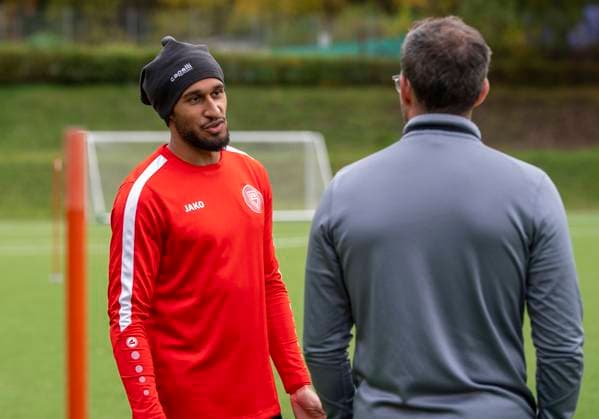 Kevin Goden (Sportfreunde Siegen, 27) im Gespräch mit Boris Schommers (Sportfreunde Siegen, Trainer) Erste Trainingseinheit vom neuen Cheftrainer Boris Schimmers bei Sportfreunde Siegen 29.10.2025 Fussball, Regionalliga West, GER, Siegen, Leimbachstadion Nebenplatz Siegen Copyright: HMBxMedia xMarcoxBader
