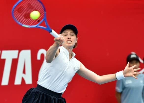(251029) -- HONG KONG, Oct. 29, 2025 -- Cristina Bucsa hits a return during the women s singles round of 16 match between Emiliana Arango of Colombia and Cristina Bucsa of Spain at the WTA, Tennis Damen Hong Kong Open tennis tournament in Hong Kong, China, Oct. 29, 2025. ) (SP)CHINA-HONG KONG-TENNIS-WTA HONG KONG OPEN (CN) LoxPingxFai 