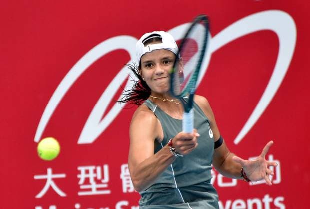 (251029) -- HONG KONG, Oct. 29, 2025 -- Emiliana Arango hits a return during the women s singles round of 16 match between Emiliana Arango of Colombia and Cristina Bucsa of Spain at the WTA, Tennis Damen Hong Kong Open tennis tournament in Hong Kong, China, Oct. 29, 2025. ) (SP)CHINA-HONG KONG-TENNIS-WTA HONG KONG OPEN (CN) LoxPingxFai 