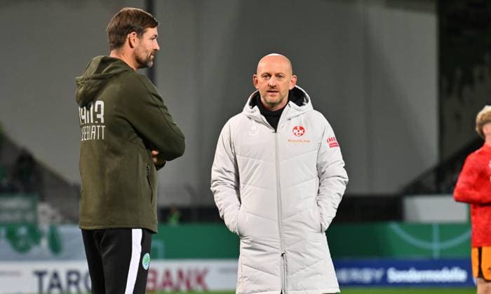 29.10.2025 - Fussball - Saison 2025 2026 - DFB Pokal Vereinspokal - 02. Runde: SpVgg Greuther Fürth ( Kleeblatt ) - 1. FC Kaiserslautern FCK ( Rote Teufel ) - Sportfoto Zink - xwoxzix - regulations prohibit any use of photographs as image sequences and or quasi-video - Thomas Kleine ( Trainer SpVgg Greuther Fürth ) Torsten Lieberknecht (Trainer 1. FC Kaiserslautern FCK ) vor Spielbeginn
