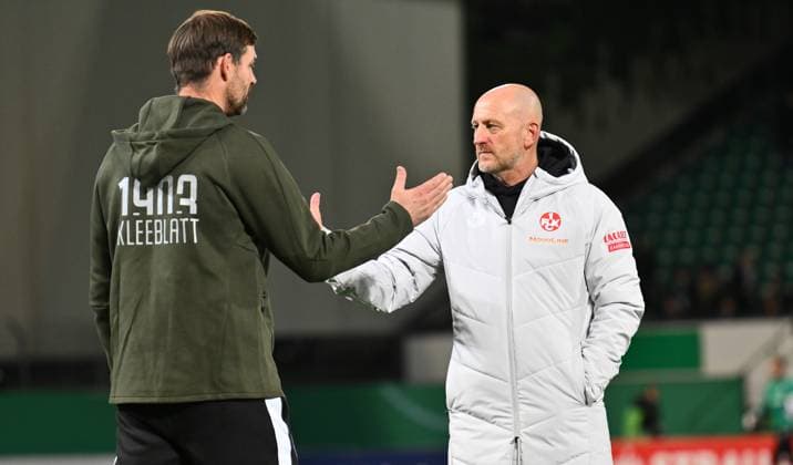 29.10.2025 - Fussball - Saison 2025 2026 - DFB Pokal Vereinspokal - 02. Runde: SpVgg Greuther Fürth ( Kleeblatt ) - 1. FC Kaiserslautern FCK ( Rote Teufel ) - Sportfoto Zink - xwoxzix - regulations prohibit any use of photographs as image sequences and or quasi-video - Thomas Kleine ( Trainer SpVgg Greuther Fürth ) Torsten Lieberknecht (Trainer 1. FC Kaiserslautern FCK ) Handschlag Handshake vor Spielbeginn