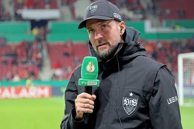 Mainz, Deutschland 29. Oktober 2025: DFB Pokal - 2025 2026 - 1. FSV Mainz 05 vs. VfB Stuttgart Im Bild: Trainer Sebastian Hoeneß Hoeness (Stuttgart) beim Fernsehinterview mit dem Sender skysport mit Mikrofon in der Hand. DFB regulations prohibit any use of photographs as image sequences and or quasi-video Mewa Arena Rheinland Pfalz Copyright: xFotostandx xRacochax