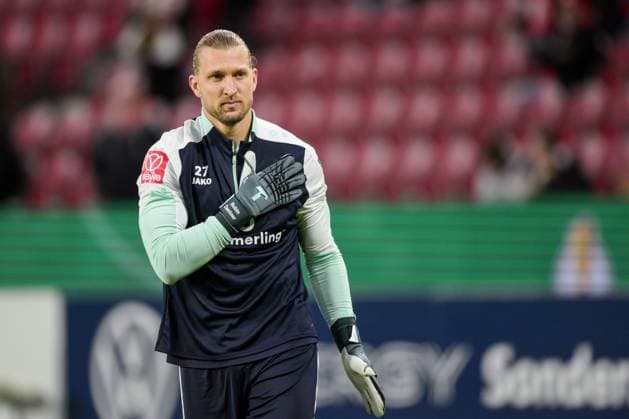 Fußball, DFB Pokal, 20251029, FSV Mainz 05 - VfB Stuttgart. Im Bild Torwart Robin ZENTNER (Mainz, 27) Aufwärmen klopft sich auf Brust Logo. Mainz MEWA Arena Rheinland-Pfalz Deutschland Copyright: Passion2Press MarkusxFischerx
