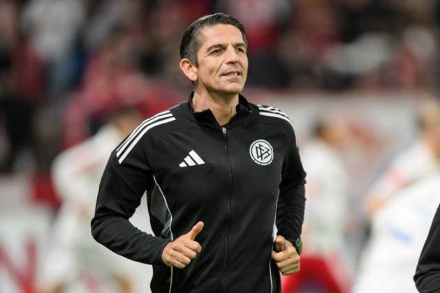 Fußball, DFB Pokal, 20251029, FSV Mainz 05 - VfB Stuttgart. Im Bild Schiedsrichter Deniz AYTEKIN Aufwärmen. Mainz MEWA Arena Rheinland-Pfalz Deutschland Copyright: Passion2Press MarkusxFischerx