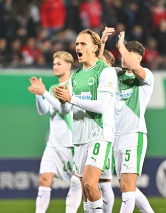 29.10.2025 - Fussball - Saison 2025 2026 - DFB Pokal Vereinspokal - 02. Runde: SpVgg Greuther Fürth ( Kleeblatt ) - 1. FC Kaiserslautern FCK ( Rote Teufel ) - Sportfoto Zink MeZi - xmexzix - regulations prohibit any use of photographs as image sequences and or quasi-video - Mathias Flaga Olesen (8, SpVgg Greuther Fürth ) Jubel Freude