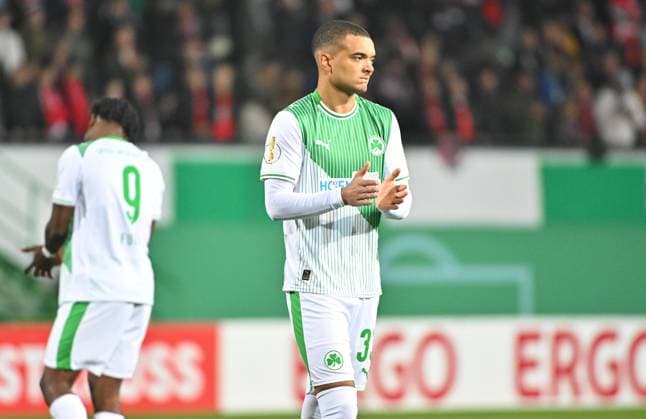 29.10.2025 - Fussball - Saison 2025 2026 - DFB Pokal Vereinspokal - 02. Runde: SpVgg Greuther Fürth ( Kleeblatt ) - 1. FC Kaiserslautern FCK ( Rote Teufel ) - Sportfoto Zink MeZi - xmexzix - regulations prohibit any use of photographs as image sequences and or quasi-video - Maximilian Solomon Dietz (33, SpVgg Greuther Fürth ) enttäuscht Enttäuschung