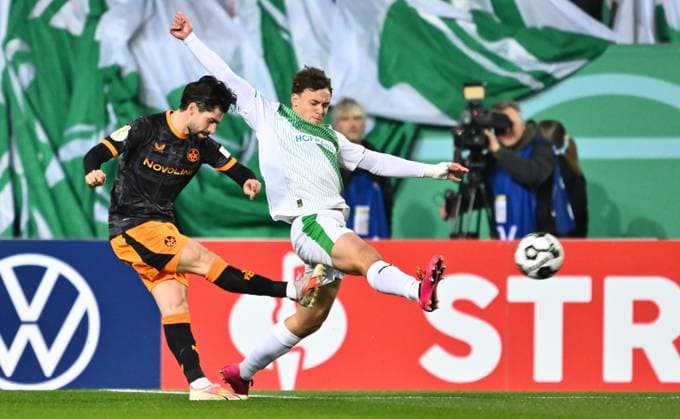 29.10.2025 - Fussball - Saison 2025 2026 - DFB Pokal Vereinspokal - 02. Runde: SpVgg Greuther Fürth ( Kleeblatt ) - 1. FC Kaiserslautern FCK ( Rote Teufel ) - Sportfoto Zink - xwoxzix - regulations prohibit any use of photographs as image sequences and or quasi-video - Florian Kleinhansl (3, 1. FC Kaiserslautern FCK ) Lukas Reich (2, SpVgg Greuther Fürth )