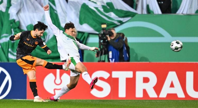 29.10.2025 - Fussball - Saison 2025 2026 - DFB Pokal Vereinspokal - 02. Runde: SpVgg Greuther Fürth ( Kleeblatt ) - 1. FC Kaiserslautern FCK ( Rote Teufel ) - Sportfoto Zink - xwoxzix - regulations prohibit any use of photographs as image sequences and or quasi-video - Florian Kleinhansl (3, 1. FC Kaiserslautern FCK ) Lukas Reich (2, SpVgg Greuther Fürth )