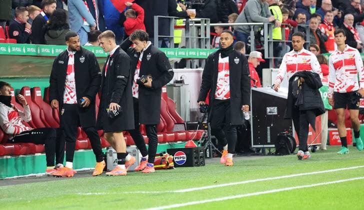 29.10.2025, Deutschland, Mainz, Fußball DFB Pokal 2. Runde, Saison 2025 2026, 1. FSV Mainz 05 vs. VfB Stuttgart, VfB auf dem Weg zur Bank
