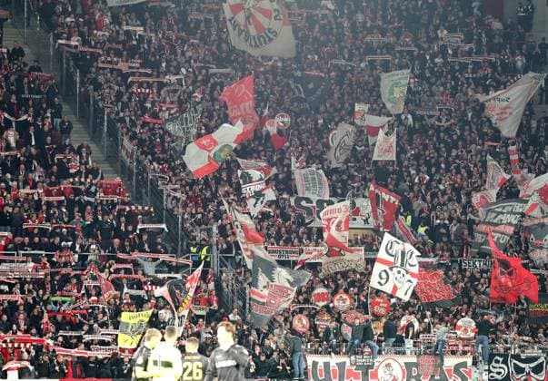29.10.2025, Deutschland, Mainz, Fußball DFB Pokal 2. Runde, Saison 2025 2026, 1. FSV Mainz 05 vs. VfB Stuttgart, VfB Fans, Zuschauer, Fan