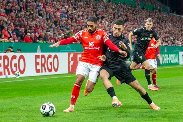 GER, Mainz, Fußball, DFB-Pokal, 2. Hauptrunde, FSV Mainz 05 vs. VFB Stuttgart im Bild v.l.: Phillipp Mwene (FSV Mainz 05 02), Bilal El Khannouss (VFB Stuttgart 11), Zweikampf 29.10.2025, MEWA-Arena Mainz DFB REGULATIONS PROHIBIT ANY USE OF PHOTOGRAPHS AS IMAGE SEQUENCES AND OR QUASI-VIDEO, Copyright: HMBxMedia PaulxFritz