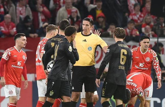 29.10.2025, xhbx, Fussball DFB Pokal 2.Runde, FSV Mainz 05 - VfB Stuttgart v.l. Deniz Aytekin (DFB Schiedsrichter) Rudelbildung (DFL DFB REGULATIONS PROHIBIT ANY USE OF PHOTOGRAPHS as IMAGE SEQUENCES and or QUASI-VIDEO) Mainz