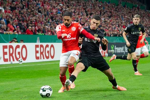GER, Mainz, Fußball, DFB-Pokal, 2. Hauptrunde, FSV Mainz 05 vs. VFB Stuttgart im Bild v.l.: Phillipp Mwene (FSV Mainz 05 02), Bilal El Khannouss (VFB Stuttgart 11), Zweikampf 29.10.2025, MEWA-Arena Mainz DFB REGULATIONS PROHIBIT ANY USE OF PHOTOGRAPHS AS IMAGE SEQUENCES AND OR QUASI-VIDEO, Copyright: HMBxMedia PaulxFritz