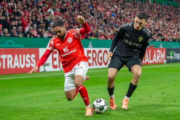 GER, Mainz, Fußball, DFB-Pokal, 2. Hauptrunde, FSV Mainz 05 vs. VFB Stuttgart im Bild v.l.: Phillipp Mwene (FSV Mainz 05 02), Bilal El Khannouss (VFB Stuttgart 11), Zweikampf 29.10.2025, MEWA-Arena Mainz DFB REGULATIONS PROHIBIT ANY USE OF PHOTOGRAPHS AS IMAGE SEQUENCES AND OR QUASI-VIDEO, Copyright: HMBxMedia PaulxFritz