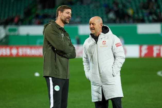 Cheftrainer Thomas Kleine (Spvgg Greuther Fuerth), links, im Gespraech mit Cheftrainer Torsten Lieberknecht (1. FC Kaiserslautern), SpVgg Greuther Fuerth vs. 1. FC Kaiserslautern, Fussball, Maenner, DFL, DFB-Pokal, Saison 2025 2026, Sportpark Ronhof Thomas Sommer, Zweite Runde, 29.10.2025 Fuerth Bayern Deutschland