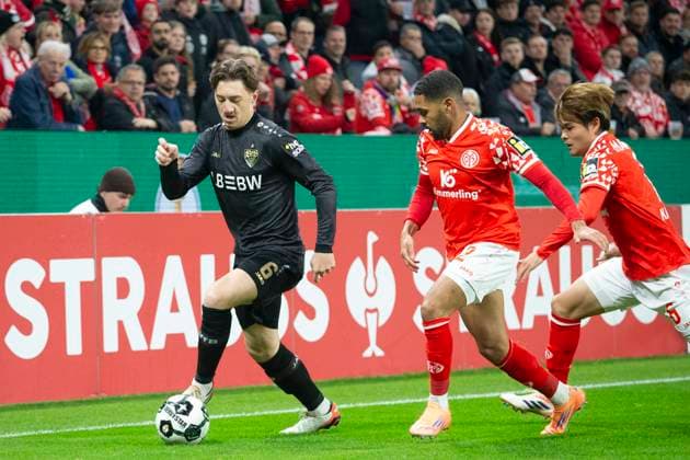 GER, Mainz, Fußball, DFB-Pokal, 2. Hauptrunde, FSV Mainz 05 vs. VFB Stuttgart im Bild v.l.: Angelo Stiller (VFB Stuttgart 06), Phillipp Mwene (FSV Mainz 05 02), Zweikampf 29.10.2025, MEWA-Arena Mainz DFB REGULATIONS PROHIBIT ANY USE OF PHOTOGRAPHS AS IMAGE SEQUENCES AND OR QUASI-VIDEO, Copyright: HMBxMedia PaulxFritz