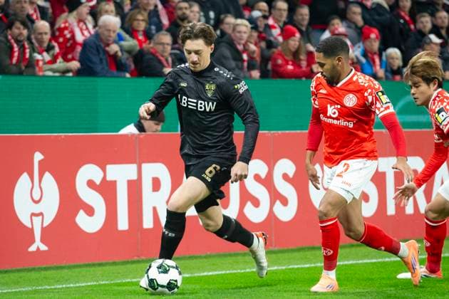GER, Mainz, Fußball, DFB-Pokal, 2. Hauptrunde, FSV Mainz 05 vs. VFB Stuttgart im Bild v.l.: Angelo Stiller (VFB Stuttgart 06), Phillipp Mwene (FSV Mainz 05 02), Zweikampf 29.10.2025, MEWA-Arena Mainz DFB REGULATIONS PROHIBIT ANY USE OF PHOTOGRAPHS AS IMAGE SEQUENCES AND OR QUASI-VIDEO, Copyright: HMBxMedia PaulxFritz
