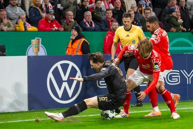 GER, Mainz, Fußball, DFB-Pokal, 2. Hauptrunde, FSV Mainz 05 vs. VFB Stuttgart im Bild v.l.: Angelo Stiller (VFB Stuttgart 06), Kaishu Sano (FSV Mainz 05 06), Zweikampf 29.10.2025, MEWA-Arena Mainz DFB REGULATIONS PROHIBIT ANY USE OF PHOTOGRAPHS AS IMAGE SEQUENCES AND OR QUASI-VIDEO, Copyright: HMBxMedia PaulxFritz