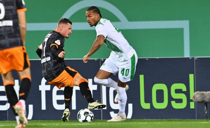 29.10.2025 - Fussball - Saison 2025 2026 - DFB Pokal Vereinspokal - 02. Runde: SpVgg Greuther Fürth ( Kleeblatt ) - 1. FC Kaiserslautern FCK ( Rote Teufel ) - Sportfoto Zink - xwoxzix - regulations prohibit any use of photographs as image sequences and or quasi-video - Marlon Ritter (7, 1. FC Kaiserslautern FCK ) David Abrangao (40, SpVgg Greuther Fürth )