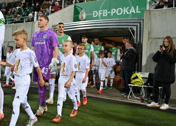 29.10.2025 - Fussball - Saison 2025 2026 - DFB Pokal Vereinspokal - 02. Runde: SpVgg Greuther Fürth ( Kleeblatt ) - 1. FC Kaiserslautern FCK ( Rote Teufel ) - Sportfoto Zink - xwoxzix - regulations prohibit any use of photographs as image sequences and or quasi-video - Silas Prüfrock (43, SpVgg Greuther Fürth ) läuft ein