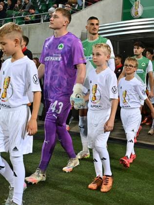 29.10.2025 - Fussball - Saison 2025 2026 - DFB Pokal Vereinspokal - 02. Runde: SpVgg Greuther Fürth ( Kleeblatt ) - 1. FC Kaiserslautern FCK ( Rote Teufel ) - Sportfoto Zink - xwoxzix - regulations prohibit any use of photographs as image sequences and or quasi-video - Silas Prüfrock (43, SpVgg Greuther Fürth ) läuft ein