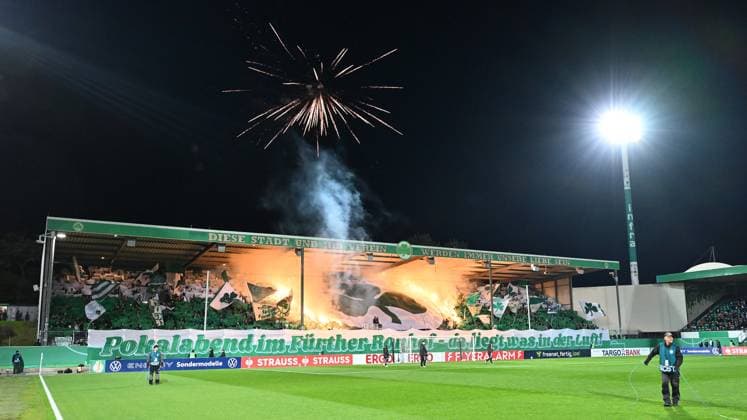 29.10.2025 - Fussball - Saison 2025 2026 - DFB Pokal Vereinspokal - 02. Runde: SpVgg Greuther Fürth ( Kleeblatt ) - 1. FC Kaiserslautern FCK ( Rote Teufel ) - Sportfoto Zink - xwoxzix - regulations prohibit any use of photographs as image sequences and or quasi-video - Choreo Choreografie - Pyro Pyrotechnik Bengalos Bengalfackel Rauch - Greutherfürthfans Fans Fanblock Kleeblattfans
