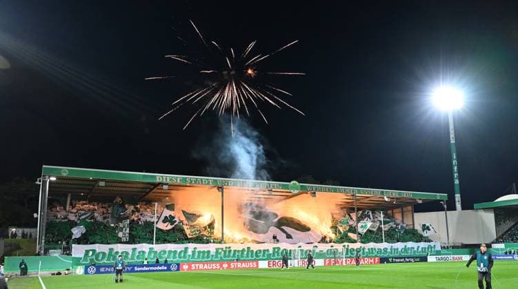 29.10.2025 - Fussball - Saison 2025 2026 - DFB Pokal Vereinspokal - 02. Runde: SpVgg Greuther Fürth ( Kleeblatt ) - 1. FC Kaiserslautern FCK ( Rote Teufel ) - Sportfoto Zink - xwoxzix - regulations prohibit any use of photographs as image sequences and or quasi-video - Choreo Choreografie - Pyro Pyrotechnik Bengalos Bengalfackel Rauch - Greutherfürthfans Fans Fanblock Kleeblattfans - Feuerwerk